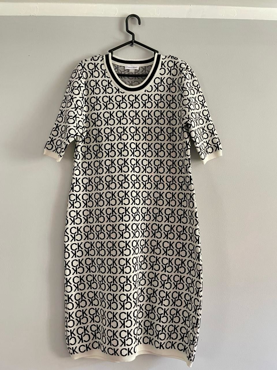 CALVIN KLEIN Vestido Largo Blanco con Negro (Talla L)