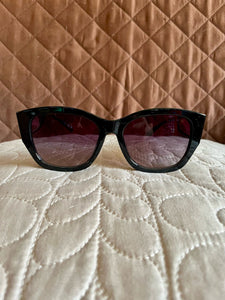 GUESS Lentes de Sol Negros con Letra Rosa (Mujer)