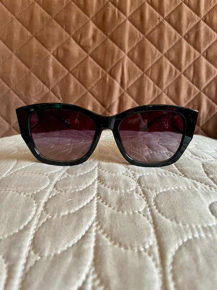 GUESS Lentes de Sol Negros con Letra Rosa (Mujer)
