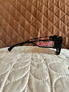 GUESS Lentes de Sol Negros con Letra Rosa (Mujer)