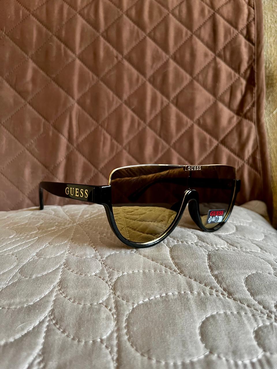 GUESS Lentes de Sol Negro con Dorado (Mujer)