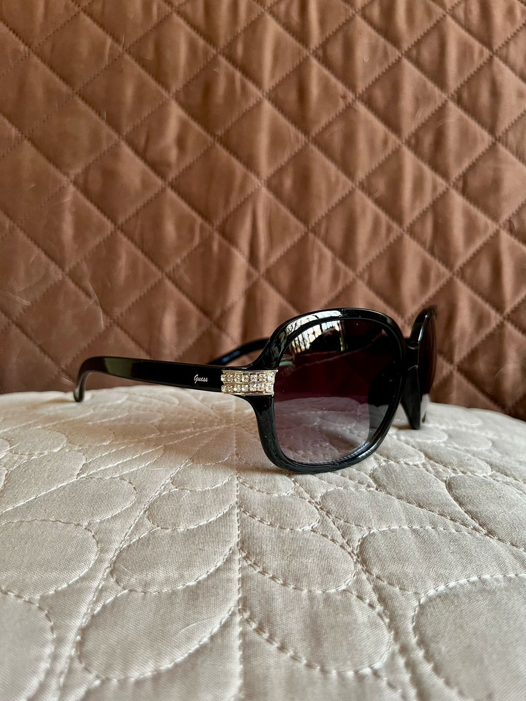 GUESS Lentes de Sol Negro con Plateado al Lado (Mujer)