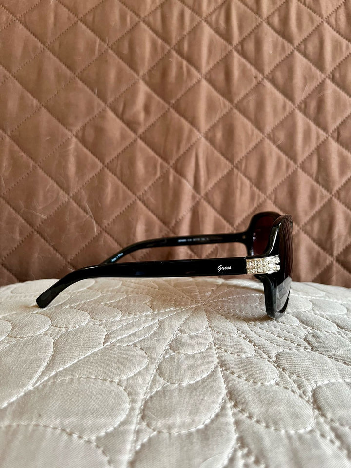 GUESS Lentes de Sol Negro con Plateado al Lado (Mujer)
